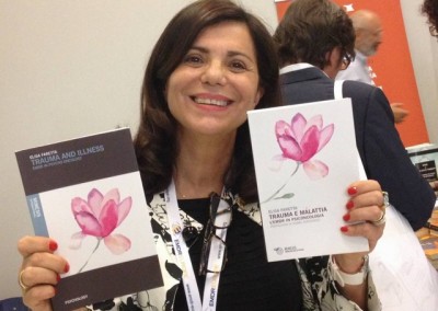 Dott.ssa Elisa Faretta con edizione inglese ed italiana del libro_ Trauma e Malattia_ l'EMDR in psiconcologia