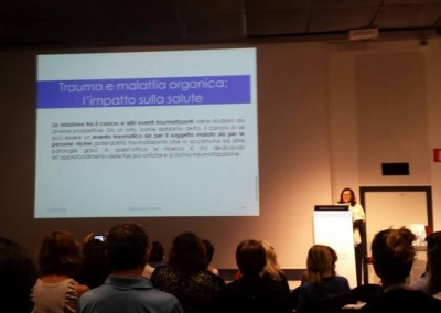 Elisa Faretta presenta la sua relazione sul Lavoro con il paziente oncologico